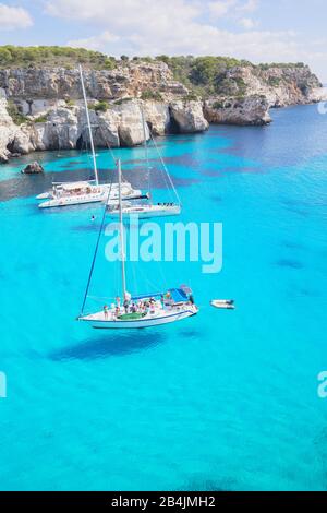 Barche ormeggiate nella baia di Cala Macarelleta, Minorca, isole Baleari, Spagna, Europa Foto Stock