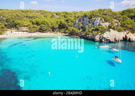Barche ormeggiate nella baia di Cala Macarelleta, Minorca, isole Baleari, Spagna, Europa Foto Stock