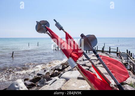 Rügen, Fischerdorf Vitt, Mole Und Steg, Bojenflaggen Foto Stock