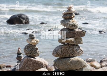 Rügen, Küstenwanderweg zwischen Sellin und Binz, Steinmännchen Foto Stock