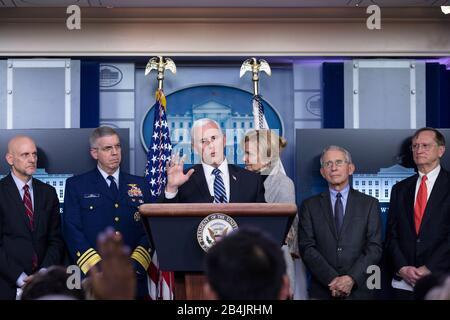 Il vicepresidente americano Mike Pence, Centre, parla come commissario per l'alimentazione e la droga Stephen Hahn, a sinistra, il vice ammiraglio Daniel Abel della Guardia Costiera, seconda a sinistra, il coordinatore della risposta del coronavirus della Casa Bianca Dr. Deborah Birx, a destra del centro, Direttore dell'Istituto Nazionale di allergie e Malattie Infettive presso gli Istituti nazionali di Sanità Dr. Anthony Fauci, seconda a destra, E Assistente Segretario per la preparazione e la risposta (ASPR) presso il Dipartimento della Salute e dei servizi umani degli Stati Uniti (HHS) Robert Kadlec, a destra, ascoltare durante una conferenza di notizie nella Sala Stampa Briefing James S. Brady presso il Foto Stock