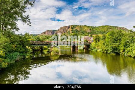 Ponte di Nahe vicino Bad Münster am Stein-Ebernburg, sullo sfondo la riserva naturale di Rotenfels nel distretto di Bad Kreuznach, Foto Stock