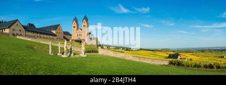 Panorama dell'Abbazia di San Ildegardis di Bingen nel Rheingau, sopra Rüdesheim a Eibingen sul Medio Reno, monastero benedettino neo-romanico, Patrimonio dell'Umanità Unesco alta Valle del Reno, originale ha 150 megapixel Foto Stock