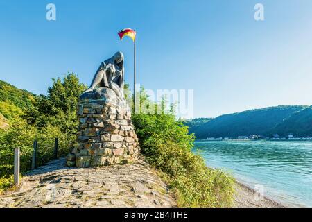 La statua di Loreley alla fine del molo del porto di Loreley, sotto la roccia di Loreley di fronte a San Goarshausen, realizzata da Natasha Alexandrova Principessa Jusopov, raffigurante la leggendaria stregone e sirena abbozzata da Brentano, Foto Stock