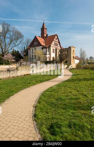 Uffhub gate con vecchio e-Werk a Ingelheim am Rhein, parte delle fortificazioni della città sud-occidentale del 14th secolo, torre di conchiglie con archi e merli, Foto Stock