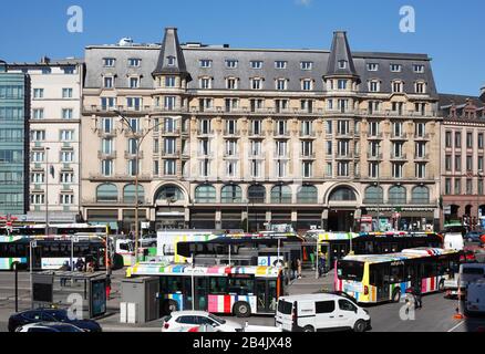 Stazione degli autobus con case a Place de la Gare, Lussemburgo, Lussemburgo, Europa Foto Stock