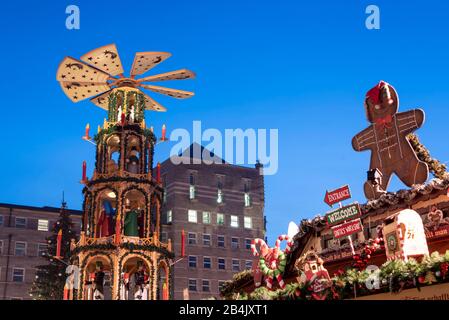 Germania, Sassonia-Anhalt, Halle, piramide di Natale, pan di zenzero uomo, mercatino di Natale sulla piazza del mercato di Halle-Saale. Foto Stock