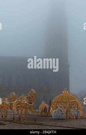 Germania, Sassonia-Anhalt, Magdeburg, grandi palle di Natale e cavalli dopo il tentativo dell'emisfero del fisico otto-von-Guericke si trovano sulla piazza della cattedrale di Magdeburg. Appartengono al mondo delle luci della città. Nell'Avvento, decine di figure brillano a Magdeburg, composta da un milione di luci a LED. Sono state realizzate dalla società polacca Multidkor. Foto Stock