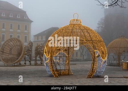 Germania, Sassonia-Anhalt, Magdeburg, una grande palla di Natale si erge sulla piazza della cattedrale di Magdeburg, appartiene al mondo delle luci della città. Nell'Avvento, decine di figure brillano a Magdeburg, composta da un milione di luci a LED. Sono state realizzate dalla società polacca Multidkor. Foto Stock