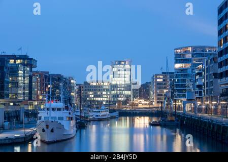 Germania, Amburgo, vista di edifici residenziali e navi nella città portuale della città anseatica di Amburgo, non lontano dallo Speicherstadt. Foto Stock