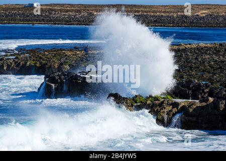 Surf, costa rocciosa, vicino la Santa a Tinajo, Lanzarote, Isole Canarie, Spagna Foto Stock