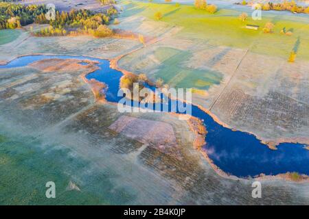 Fiume Ach vicino Staffelsee, vicino Uffing am Staffelsee, vista aerea, colline alpine, alta Baviera, Germania Foto Stock