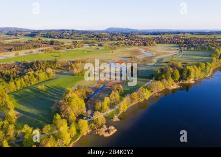 Fiume Ach e Staffelsee, Uffing am Staffelsee, vista aerea, colline alpine, alta Baviera, Germania Foto Stock