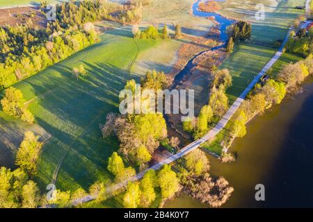 Fiume Ach al Seegfluss, Staffelsee, vicino Uffing am Staffelsee, vista aerea, colline alpine, alta Baviera, Baviera, Germania Foto Stock