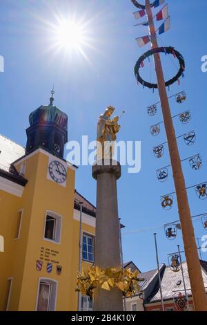 Marienbrunnen, municipio e maypole nella piazza del mercato, Landau an der Isar, Bassa Baviera, Baviera, Germania Foto Stock