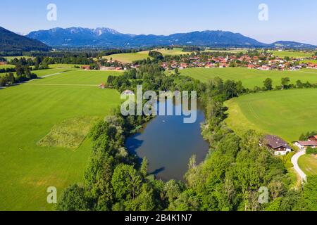 Mühlweiher e Greiling, dietro Benediktenwand e Blomberg, Tölzer Land, veduta aerea, alta Baviera, Baviera, Germania Foto Stock