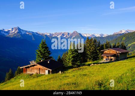 Capanne alpine sulla Zillertal High Road a Zellberg, Ahornspitze e Dristner nelle Alpi Zillertal, Zillertal, Tirolo, Austria Foto Stock