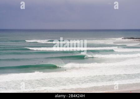 Persone che navigano a Snapper Rocks, Australia Foto Stock