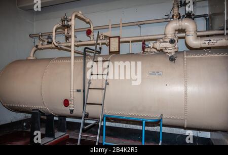 Brisbane, Australia - 8 Dicembre 2009: Fabbrica Di Birra Castlemaine Perkins. Primo piano di grande serbatoio beige riempito con CO2, ingrediente in birra. Foto Stock