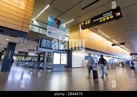 I passeggeri passano attraverso il Terminal Centrale all'Aeroporto Internazionale di Seattle-Tacoma il 6 marzo 2020. Il Porto di Seattle sta lavorando per prevenire la diffusione del coronavirus con elevati protocolli igienici e il personale dei dipendenti della sanità pubblica che monitorano proattivamente i passeggeri che presentano segni di malattia. Foto Stock