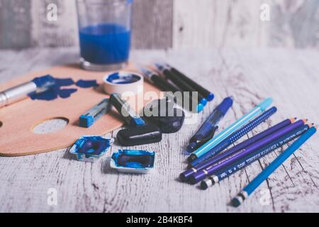 Disposizione di diverse penne e utensili da pittura nel colore blu Foto Stock