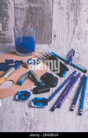 Disposizione di diverse penne e utensili da pittura nel colore blu Foto Stock