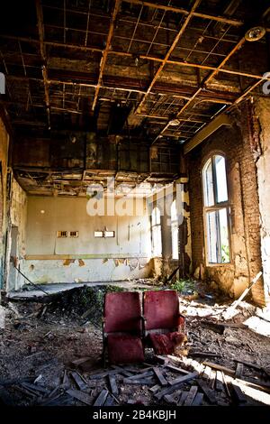 Due posti a sedere nel sanatorio abbandonato Foto Stock