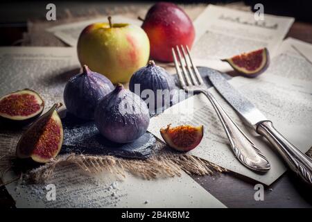 Fichi e mele con vecchie posate d'argento Foto Stock