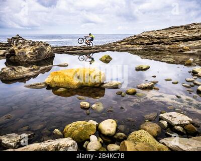 Mountain bike nei Paesi Baschi, scogliere e montagne a Hondarribia sul Golfo di Biscaglia Foto Stock