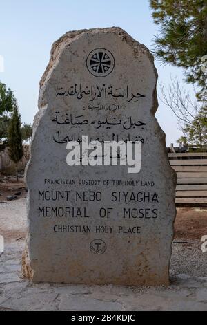 Giordano, Nebo, lapide commemorativa all'ingresso della storica montagna Nebo, da cui Mosè guardò in Terra Santa. Foto Stock