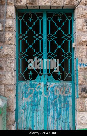 Vecchia porta di metallo ad Amman, Giordania Foto Stock