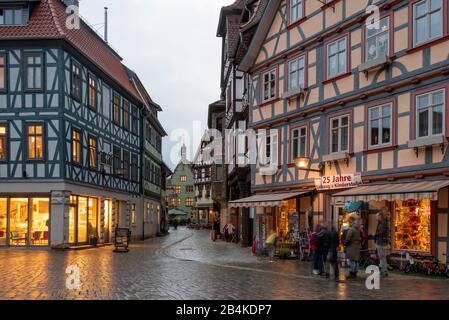 Germania, Turingia, Schmalkalden, città vecchia con case a graticcio, poco dopo il tramonto. Foto Stock