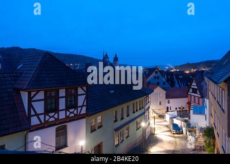 Germania, Turingia, Schmalkalden, vista della storica città vecchia di Schmalkalden, con la chiesa cittadina di St. Georg, case a graticcio, città a graticcio. Foto Stock