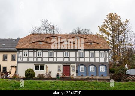 Germania, Sassonia, Cunewalde: Vista di una casa a graticcio a Cunewalde nel quartiere di Bautzen. Foto Stock