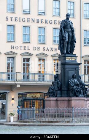 Germania, Sassonia. Dresda, Steigenberger Hotel de Saxe e monumento a Friedrich Augustus II di Sassonia, il centro storico di Dresda, Stato libero della Sassonia. Foto Stock