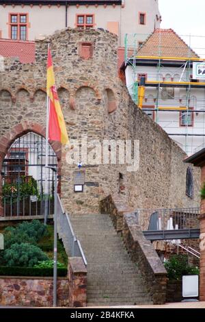 L'ingresso e la arrugginita porta di ferro del castello Alzenau. Foto Stock