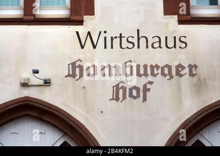 La facciata d'epoca della vecchia locanda Homburger Hof in Homburg. Foto Stock