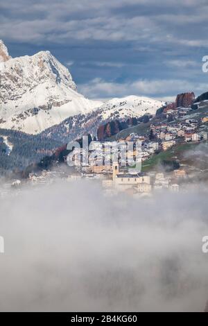 Visto su candide e casamazzagno, sullo sfondo le dolomiti di auronzo e comelico, Comelico superiore, Belluno, Veneto, Italia Foto Stock