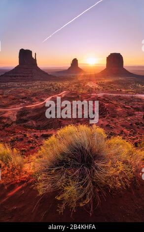 Usa, Stati Uniti D'America, Monument Valley, Navajo Reserve, Utah, Colorado Plateau, Mexican Hat, Four Corner Region, Olijato, Arizona Foto Stock