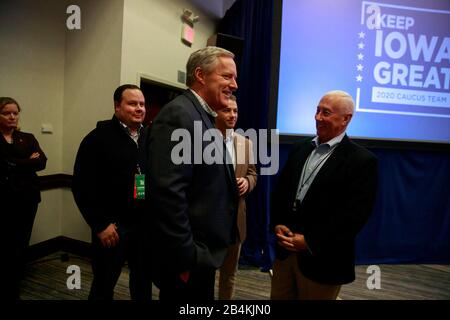 Mark Meadows (a sinistra) del Congresso del North Carolina davanti ai membri della famiglia del presidente degli Stati Uniti Donald J. Trump, tra cui i figli Eric Trump, Lara Trump e Donald Trump Jr. E il suo responsabile della campagna elettorale, Brad Parscale in occasione di una conferenza stampa a Des Moines. Foto Stock