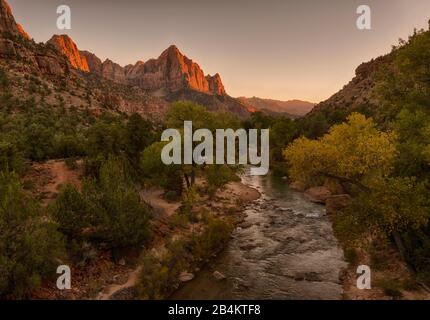 USA, Utah, Washington County, Springdale, Zion National Park, Virgin River scorre attraverso Zion Canyon, HG's Mountain Watchman Foto Stock