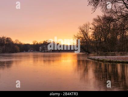 Germania, Baviera, Badenburger Vedere con il Badenburg in background all'alba Foto Stock