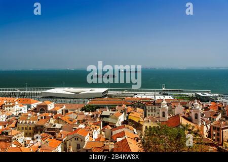 Europa, Portogallo, Hauptstadt, Altstadt von Lissabon, Stadtbild, Aussichtspunkt, Blick vom Miradouro de Santa Luzia, über das Viertel Alfama, auf die B Foto Stock