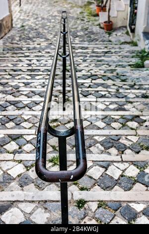 Europa, Portogallo, capitale, centro storico di Lisbona, Alfama, scala con corrimano, scalinate Foto Stock