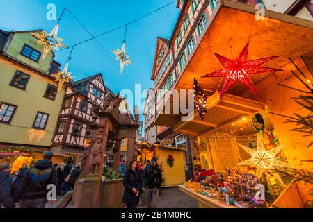 Wertheim am Main, Main Tauber Kreis, Baden-Württemberg, Deutschland, Blick den Weihnachtsmarkt in der Altstadt. Foto Stock