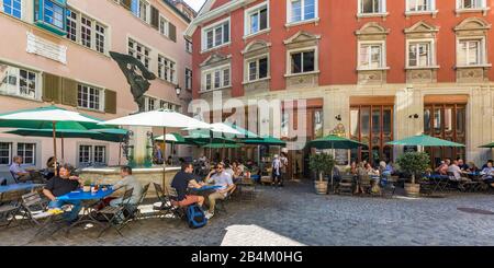 Svizzera, Canton Zurigo, Zurigo, centro storico, Niederdorf, Neumarkt, ristorante Kantorei, Nike Fountain, ex Jupiterbrunnen Foto Stock