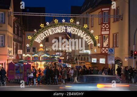 Wertheim am Main, Main Tauber Kreis, Baden-Württemberg, Deutschland, Blick den Weihnachtsmarkt in der Altstadt. Foto Stock