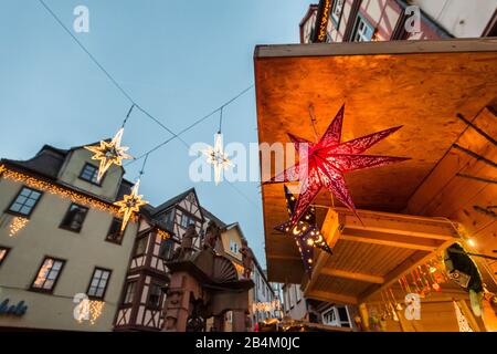 Wertheim am Main, Main Tauber Kreis, Baden-Württemberg, Deutschland, Blick den Weihnachtsmarkt in der Altstadt. Foto Stock