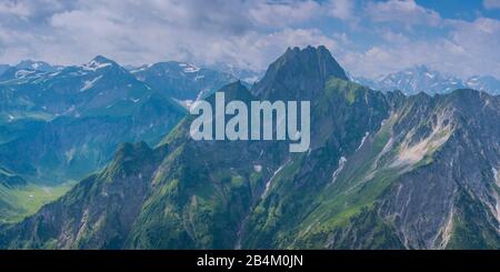 Panorama montano dal Laufbacher Eck-Weg, un sentiero panoramico di montagna dal Nebelhorn all'Oytal, dietro di esso le Alpi Höfats, 2259m, Allgäu, Allgäu, Baviera, Germania, Europa Foto Stock