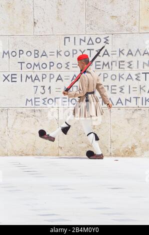 Soldato Evzone esecuzione di cambio della guardia, Atene, Grecia, Europa Foto Stock